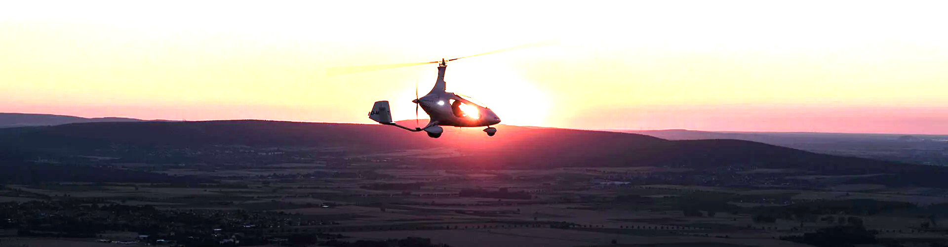 Autogire CAVALON en vol au coucher du soleil